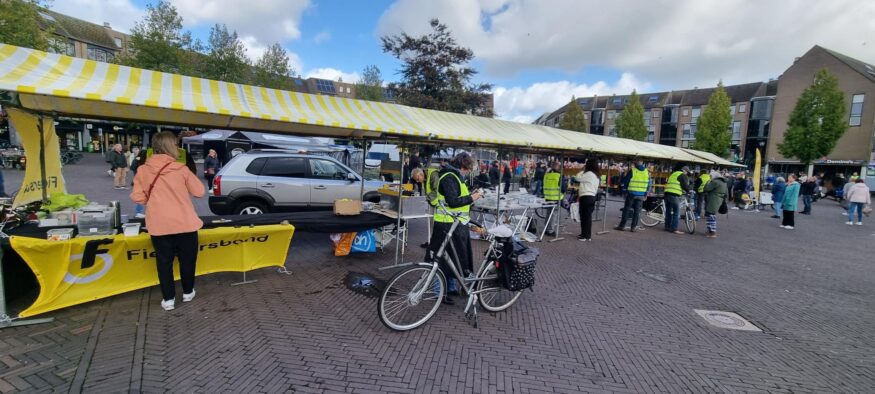 De uitgebreide kraam van de fietsverlichtingsactie op het Rond, met een geel dak.