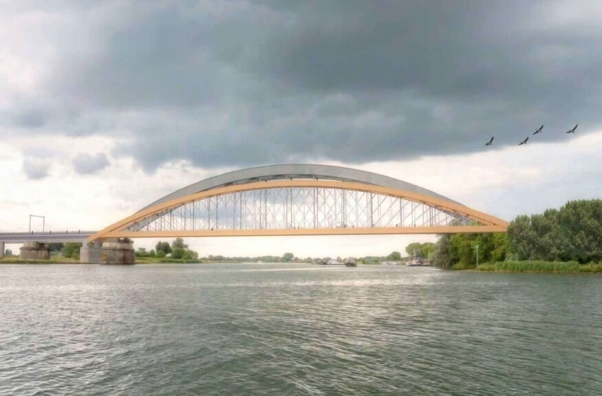 Ingetekende gele fietsbrug tegen de zijkant van de spoorbrug in Culemborg